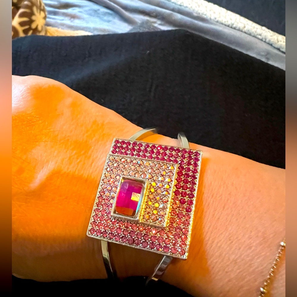 Stunning rhinestones in pink to fuchsia statement bracelet